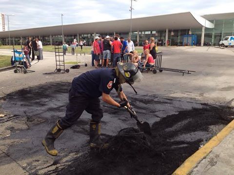 #AHORA Maleteros bloquean la terminal de ómnibus en defensa de sus puestos de trabajo. #AMPLIAREMOS

www.quedigital.com.ar