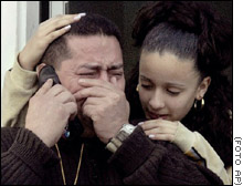 Edward Valentin es consolado por su hija Kimberly mientras habla por telfono con su esposa, quien est destacada con las fuerzas estadounidenses en Iraq.