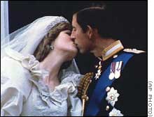 Besos como los que alguna vez se prodigaron el prncipe Carlos y la princesa Diana son motivo de felicidad suprema para los sbditos de la corona britnica.