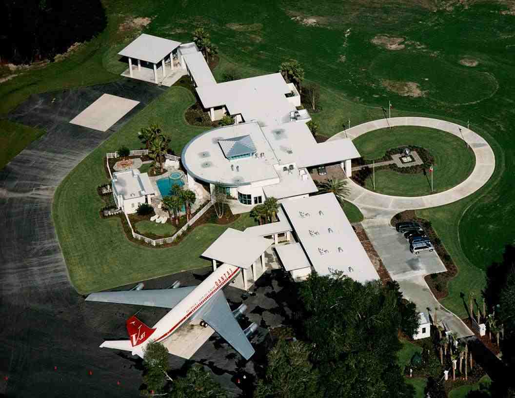 La Exclusiva Casa John Travolta Con Aeropuerto Privado