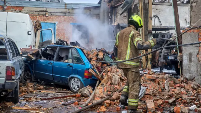 Trabajos de rescate en Ucrania tras un ataque aéreo.