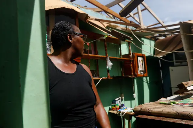 Mujer en casa arrasada