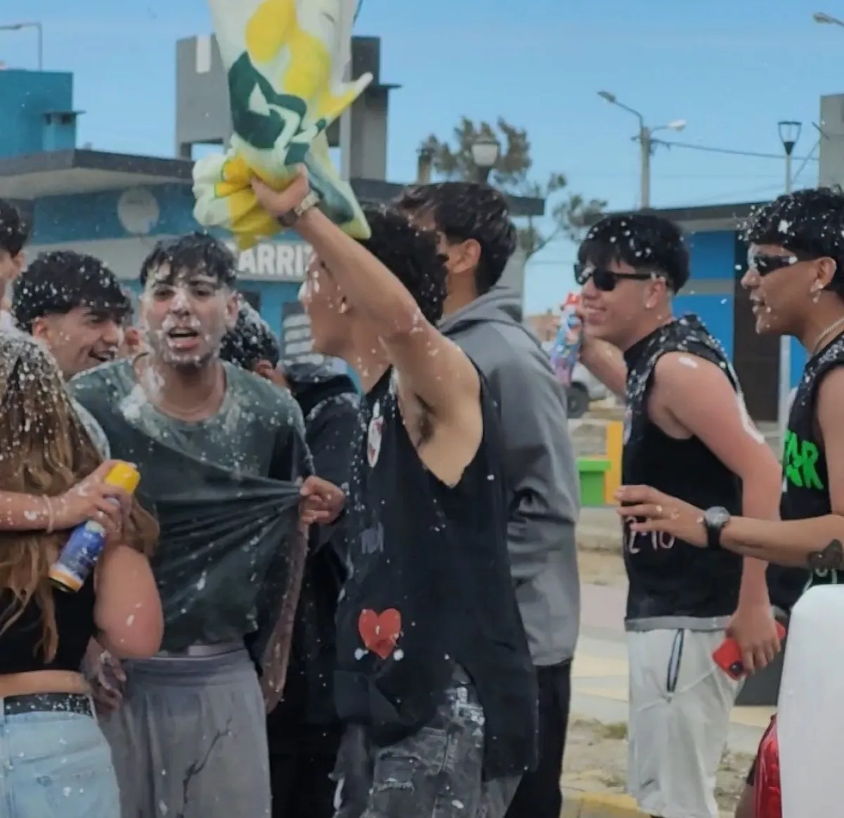 Estudiantes en la costanera