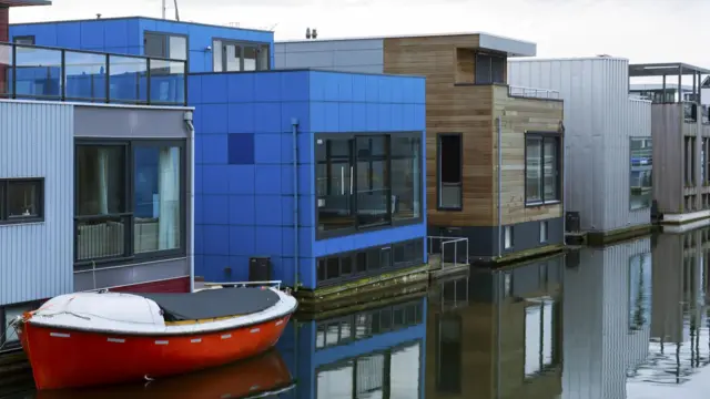 Casas flotantes de distintos colores