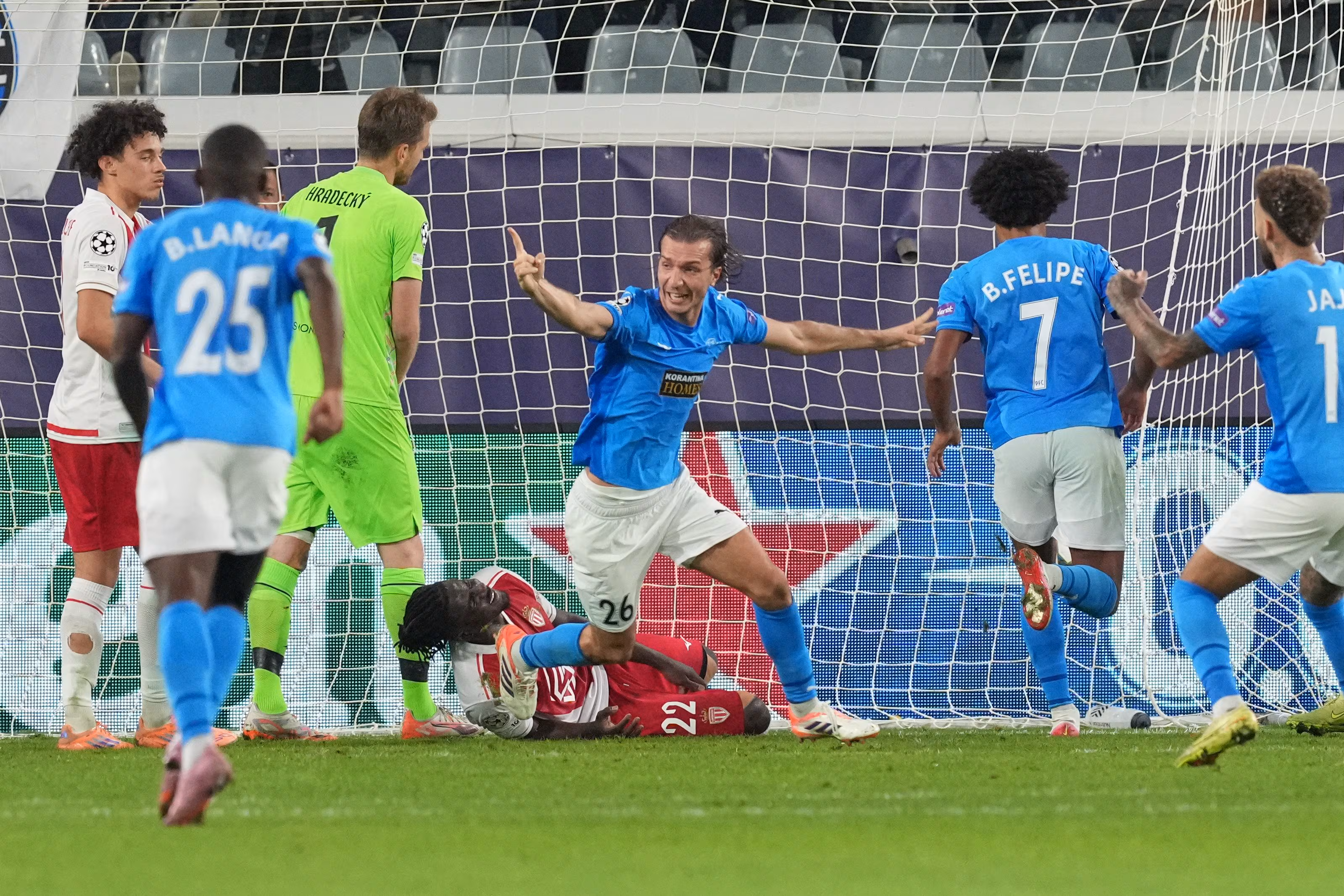 La celebración del Pafos, luego de conseguir el empate ante Mónaco, con un gol en contra de Mohammed Salisu