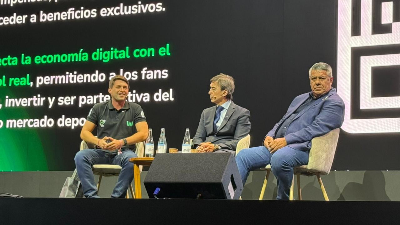 Valentín Jaremtchuk con Claudio Tapia en Devconnect