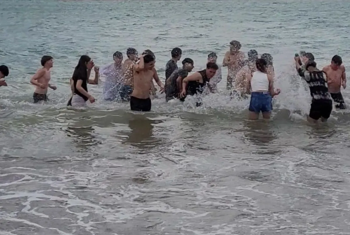 Estudiantes celebrando