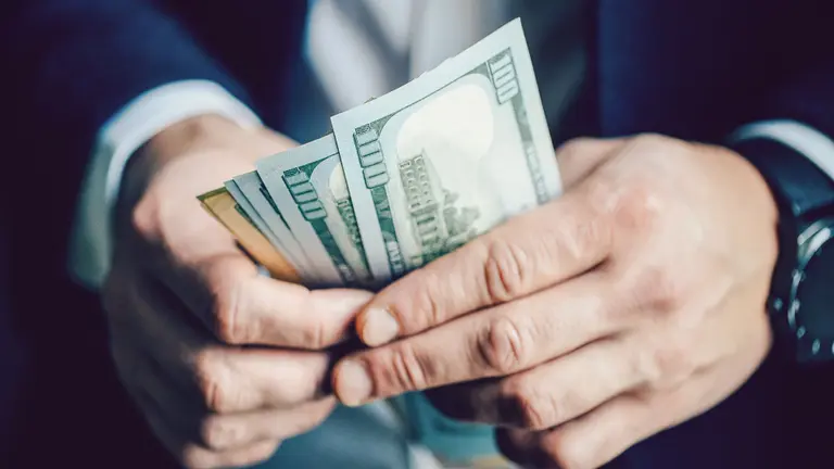 El dólar blue baja a $1.430 en Argentina