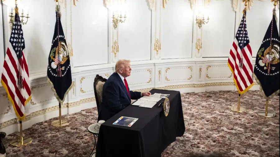 Trump con soldados estadounidenses en el Día de Acción de Gracias.