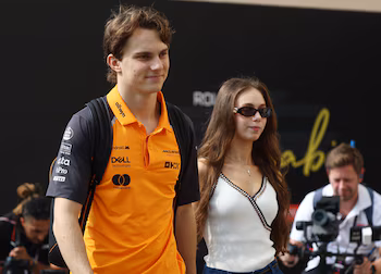 Oscar Piastri y su pareja