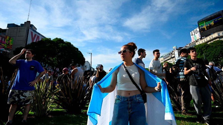 Ciudadanos observando el vuelo