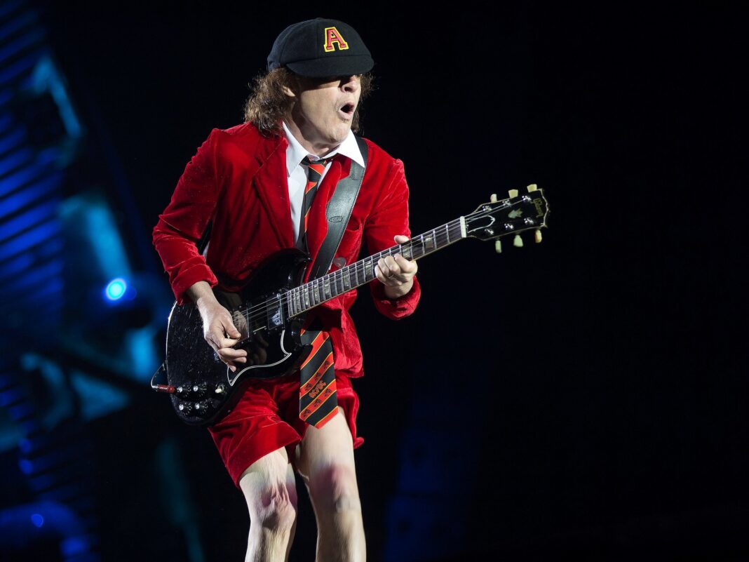 ¿Eres fan de AC/DC? Descubre por qué Angus Young lleva su icónico ...