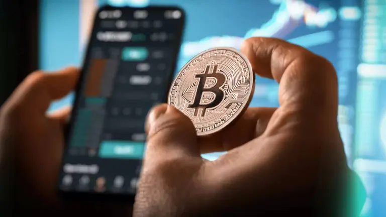 Bitcoin apunta a u$s130,000 si sostiene la tendencia, pero muchos alertan por riesgo a u$s63,000
