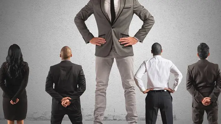 El fin del jefe: la nueva estrategia de liderazgo que las empresas adoptan en Argentina para sobrevivir