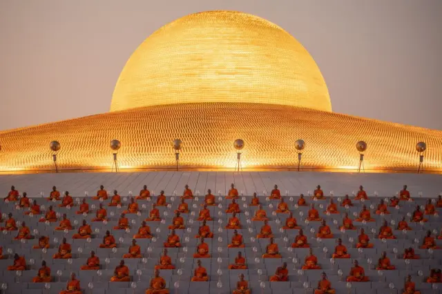 Monjes rezando en Wat Phra Dhammakaya