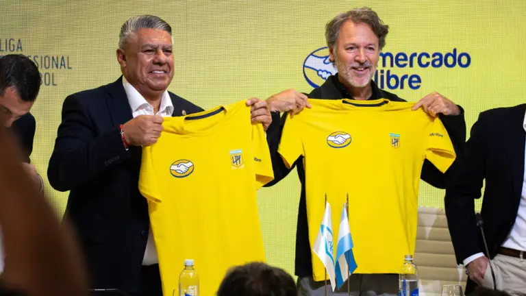 Innovador robot alcanza pelotas presentando en el fútbol argentino