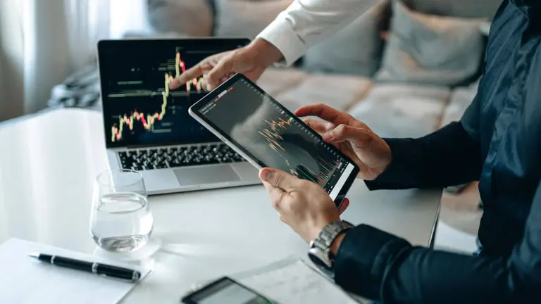 Advierten que Bitcoin vive un 'declive estructural' del retail mientras los ETF ganan terreno