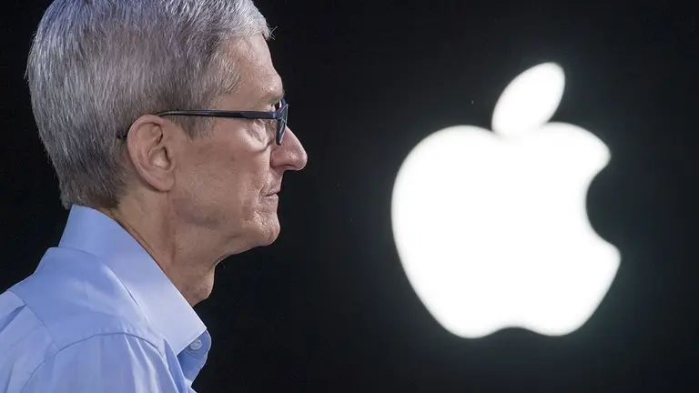Apple enfrenta la salida de 5 ejecutivos clave y crecen los rumores de renuncia de su CEO, Tim Cook